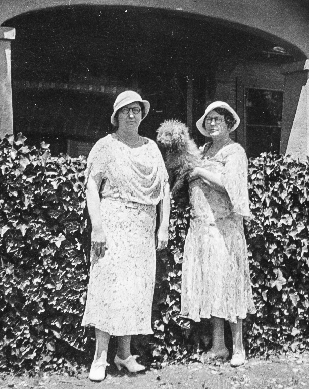 Photograph of May (Coats) Horton and Jennie (Coats) White